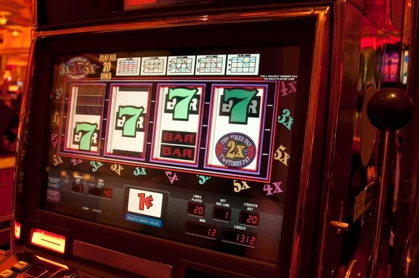 Our biroslot Wolf Gold slot display showing animal symbols on golden reels